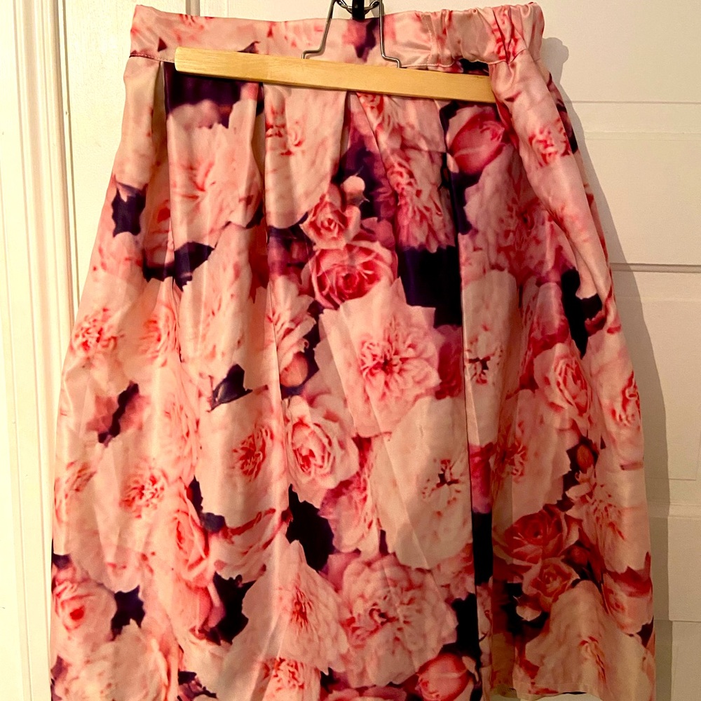 Lovely satin feminine floral skirt. 10/10